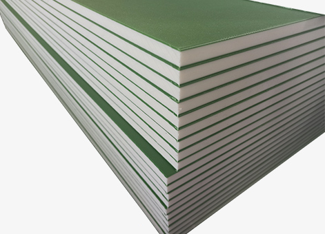Двухцветный трехслойный лист HDPE с текстурированной поверхностью.